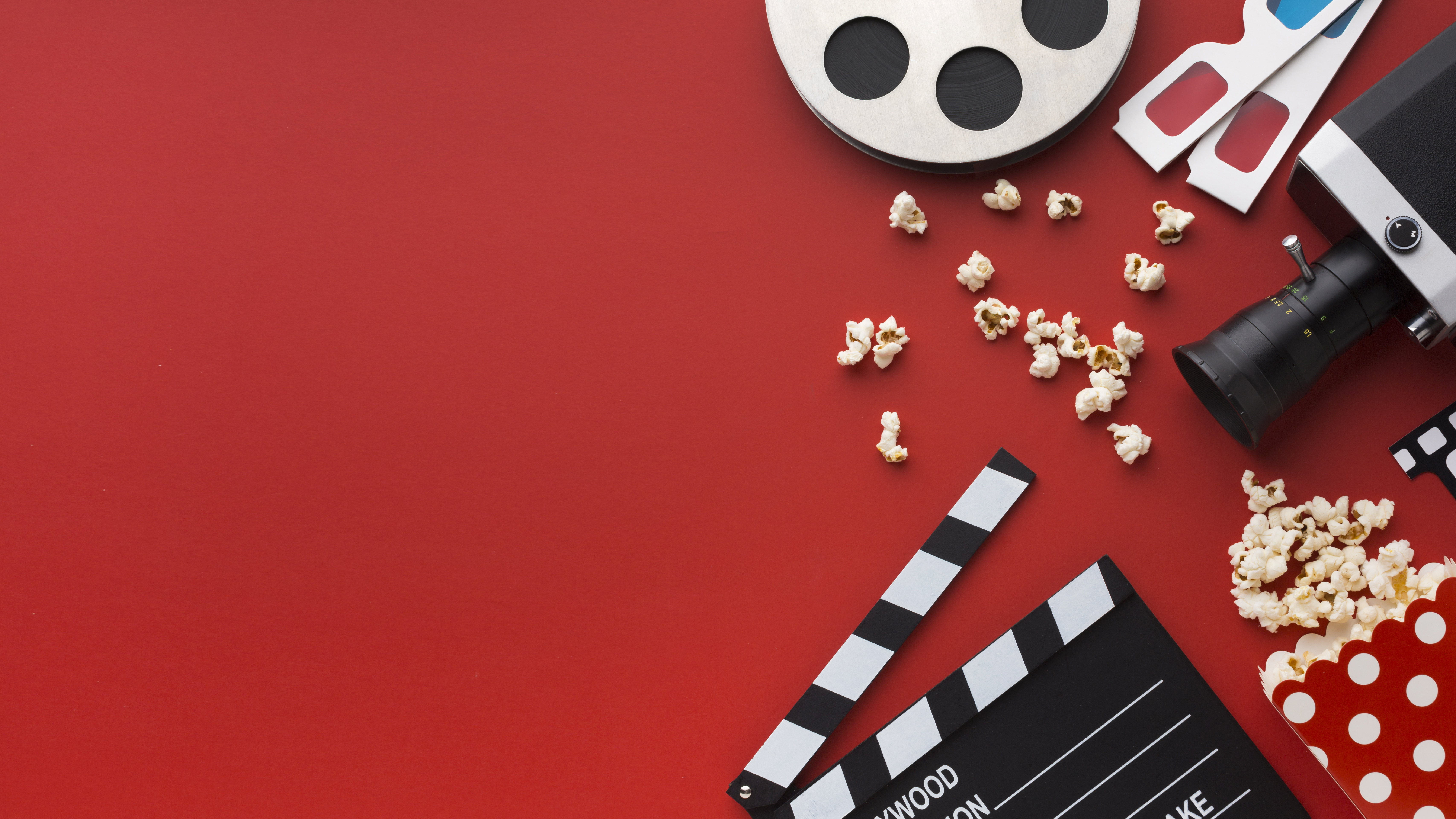 Asortyment Kinowi Elementy Na Czerwonym Tle Z Kopii Przestrzenia