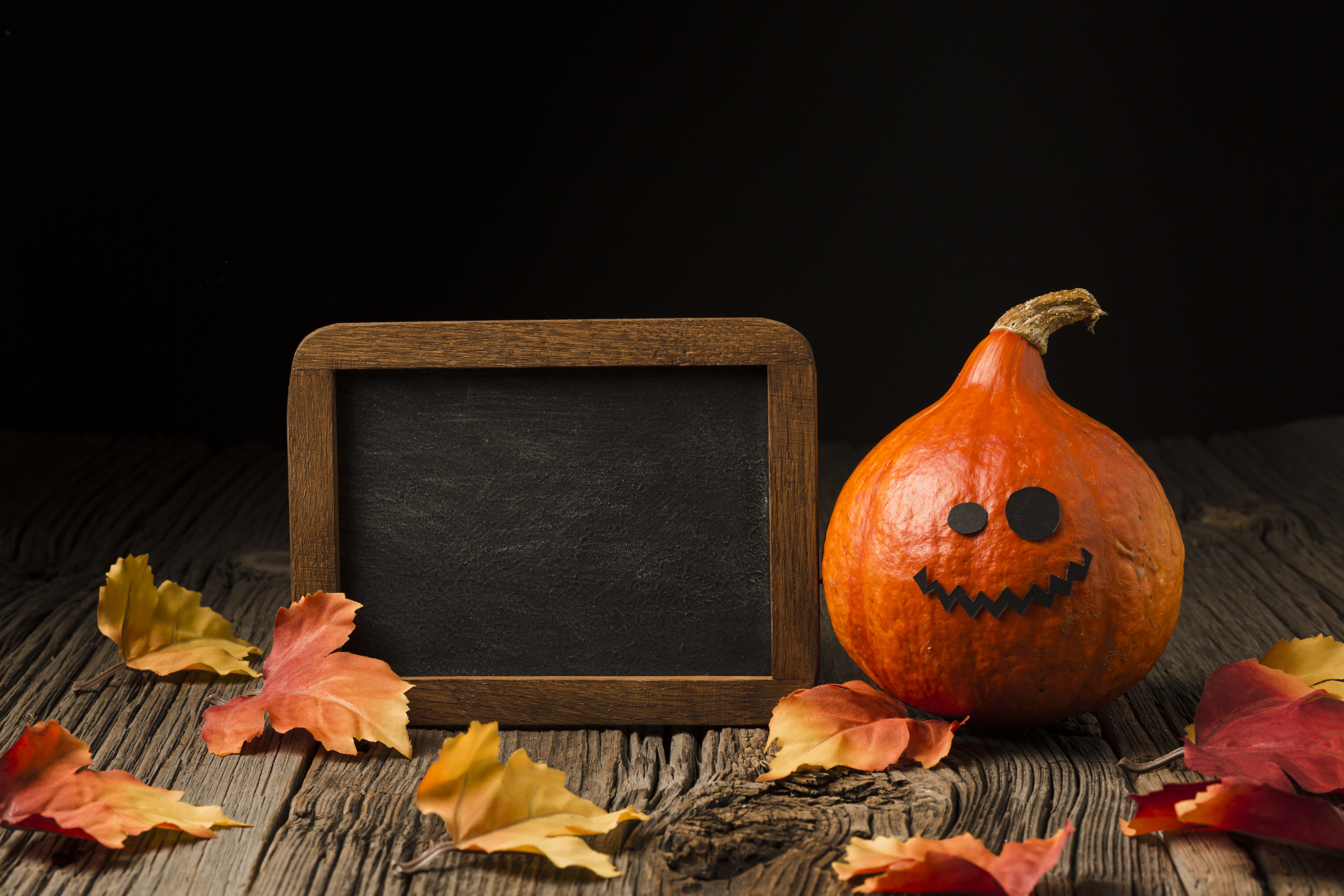 Widok Z Przodu Halloween Dynia Z Liscmi 1